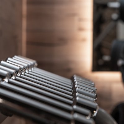 Hanteln im Fitnessstudio von feelfine
