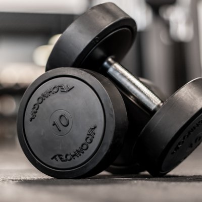 Hanteln im Fitnessstudio von feelfine
