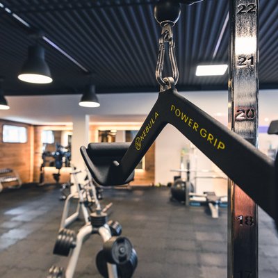 Krafttraining im Fitnessstudio von feelfine