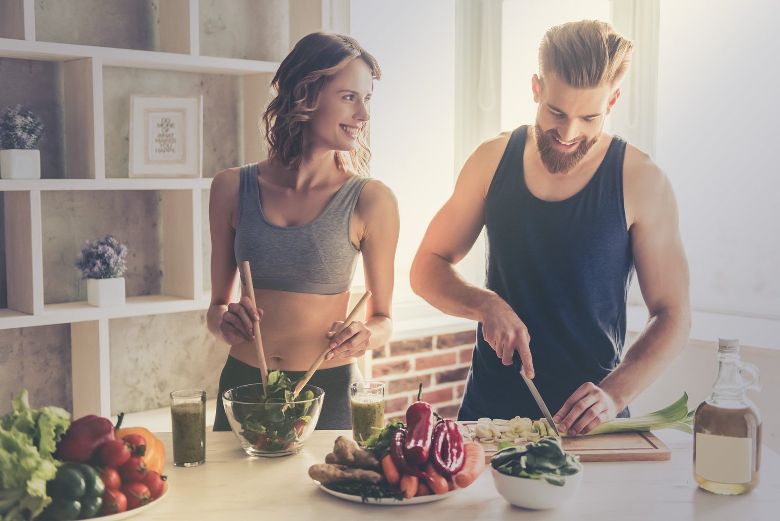 Paar kocht gemeinsam mit Gemüse
