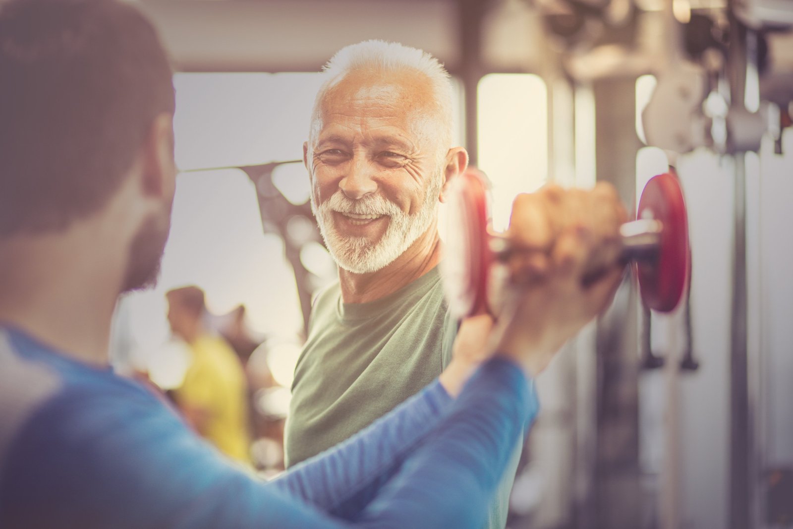 Männer trainieren im Fitnessstudio