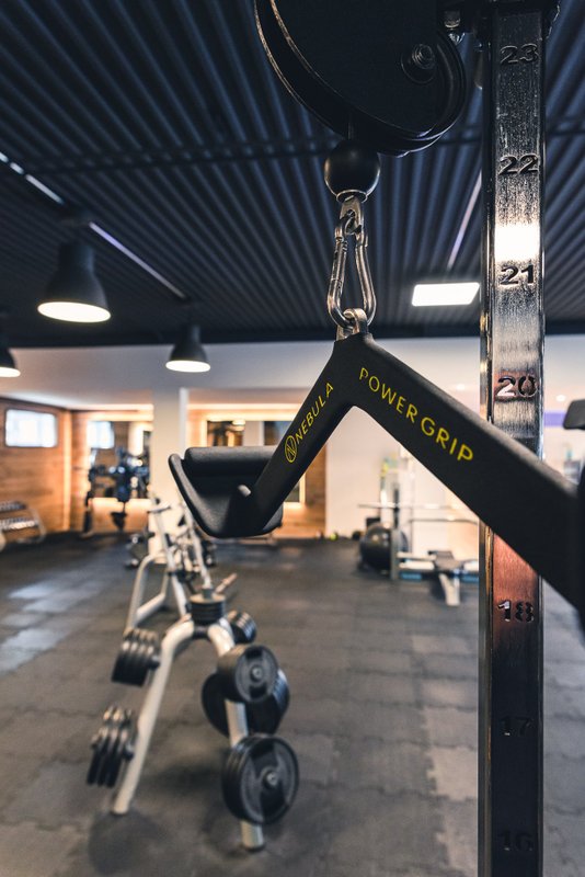 Krafttraining im Fitnessstudio von feelfine